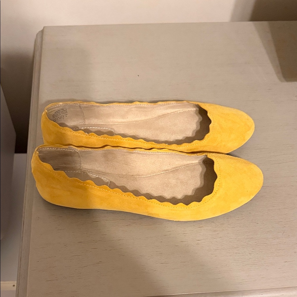Crown Vintage Yellow Scallop-Edged Ballet Flats